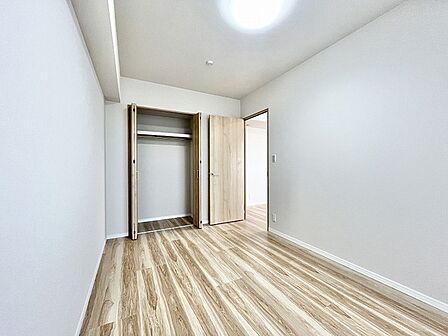 無駄を削ぎ落としたシンプルな空間は、住まう方の感性に寄り添い、日々の暮らしに穏やかな落ち着きをもたらします。