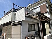 青空の下、開放的なルーフバルコニーのある住まい