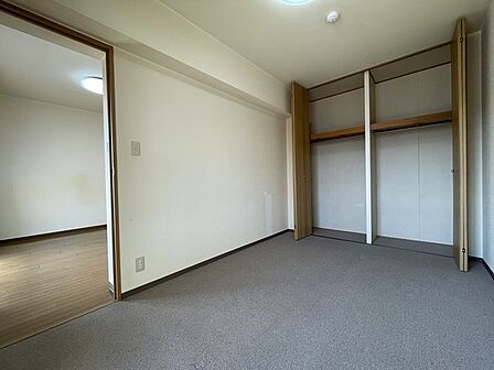 たっぷり収納のある居室です。
