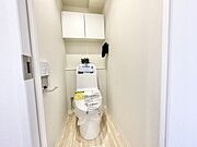 清潔感のある色味で統一された、無駄のないシンプルな空間が日々の暮らしに調和をもたらします。