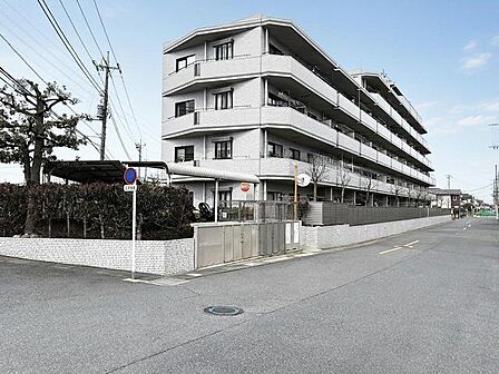 奥行きのある街並みに調和する、洗練された外観