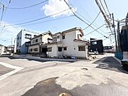 青空と住宅街の静かで穏やかな佇まい
