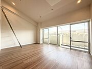天井の傾斜が奥行きと開放感を生み出し、ゆったりとした時間が流れる心地よい空間です。