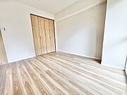 木の温もりを感じるナチュラルな色合いで、心穏やかに過ごせるシンプルで心地よい空間です。