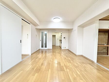 空間に広がりを感じさせる、明るく心地よい室内