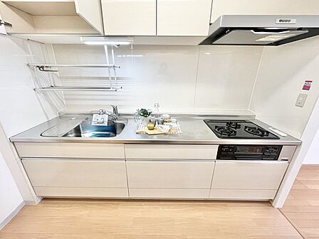 清潔感のある白を基調とした、シンプルで使い勝手の良い整った空間が日々の暮らしを心地よく整えてくれます。