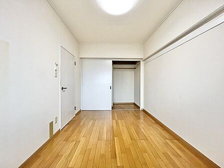 落ち着いた木目が心地よい、穏やかな空間が広がります。