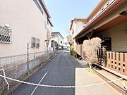 穏やかな陽光が心地よい、ゆったりと流れる日常の風景