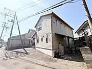 澄み渡る空の下、穏やかな時間が流れる住まい