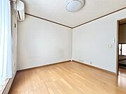 温かみのある床材と柔らかな外光が調和する、心地よい空間。