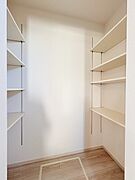 キッチンの脇に、この収納があるだけで、キッチン動線が変わりますね。 