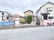 閑静な住宅街に佇む、落ち着きのある佇まい。