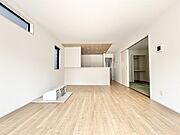 木の温もりと空間の広がりが調和する、穏やかな住まい
