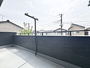 広々としたバルコニーから、心地よい空が広がる。
