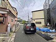幅員の狭い道ですが、車通りの少ない住宅街に立地してます。 