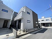 モダンな外観が印象的な、洗練された住まい。