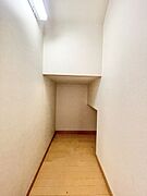 シンプルな空間に、心地よい落ち着きと広がりを感じる室内