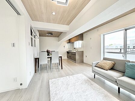 洗練された色調が心地よい調和を生み出し、穏やかでゆとりある日常を演出する住まいです。