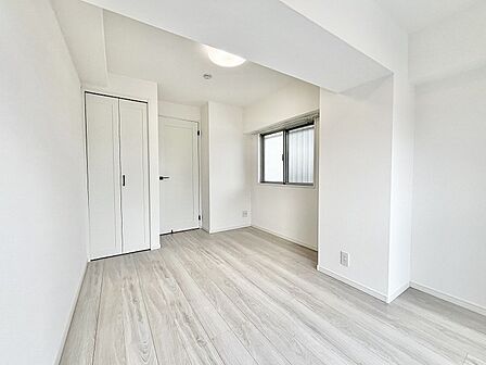 無駄を削ぎ落とした洗練された内装が、住まう人の個性を引き立てる穏やかな空間を演出します。