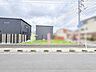 外観：周囲の建物と調和する整った街並みの一角で、ゆとりある暮らしを描くための落ち着いた佇まい。