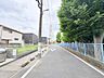 外観：並木道の豊かな緑が心地よい、穏やかな空気が流れる住環境で日々の暮らしを育むことができます。