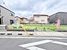外観：周辺環境と調和する穏やかな街並みに位置し、これからの暮らしを自由に描き出せるゆとりある敷地です。