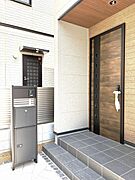 落ち着いた色合いの素材が調和し、日々の帰宅を穏やかに迎えてくれる端正な佇まいが魅力の空間です。