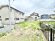 広々とした空き地が、穏やかな日常を予感させます