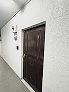 清潔感のある白い壁面と深みのある色調のコントラストが、静かで落ち着いた日常の始まりを予感させます。
