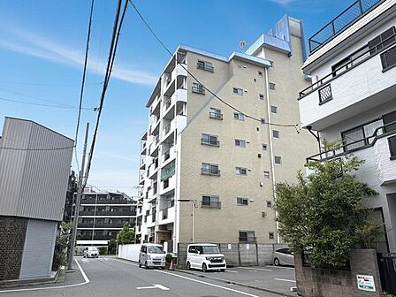 落ち着いた街並みに調和する、心地よい暮らしが始まる場所。