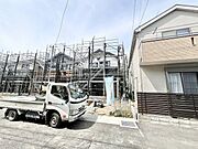新しい暮らしの形がゆっくりと丁寧に形作られていく、建設現場の穏やかな風景。
