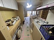 これから生まれる新しい暮らしの予感を感じさせながら、静かに完成を待つ住まいの佇まいです。