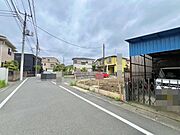 駐車が苦手な方にも嬉しい、前面6ｍ道路に面した住まい。 