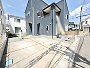 青空の下、洗練された住まいが穏やかな日常を予感させます