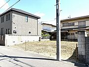 空と緑の広がりを感じる、穏やかな街並み。