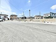 広がる空の下、穏やかな街並みが広がる心地よい空間。