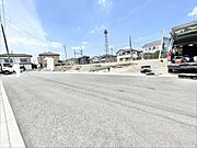 広がる青空の下、新しい街並みが息づく予感