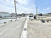 青空の下、新しい街並みが広がる穏やかな風景