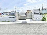 空の青と建物のコントラストが心地よい、穏やかな住環境。