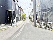 穏やかな佇まい、心地よい風が吹き抜けるような静かな道