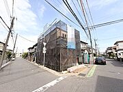 新しい暮らしの始まりを感じさせる、落ち着いた住宅街に佇む建設地の様子です。