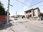 穏やかな街並みに溶け込む、静かな暮らしの情景。