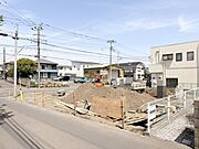 広がる空の下、新しい始まりを感じさせる穏やかな景観。