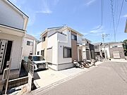 青空の下、穏やかな時間が流れる邸宅