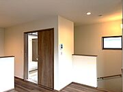 木の温もりを感じさせる落ち着いた色調が、心安らぐ穏やかな居住空間を演出します。