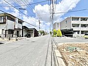 青空と雲が広がる、心地よい開放感のある街並み。