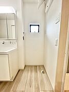 清潔感のある白を基調とした空間が、日々の暮らしに静かな安らぎをもたらします。