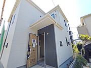 洗練されたツートーンの外観が街並みに馴染み、日々の暮らしに心地よい調和をもたらす住まいです。
