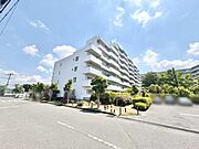 青い空と豊かな緑に囲まれ、落ち着いた街並みに調和する穏やかな佇まい。