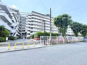 豊かな植栽が街並みに彩りを添え、日々の暮らしに穏やかな調和をもたらす落ち着いた住環境です。